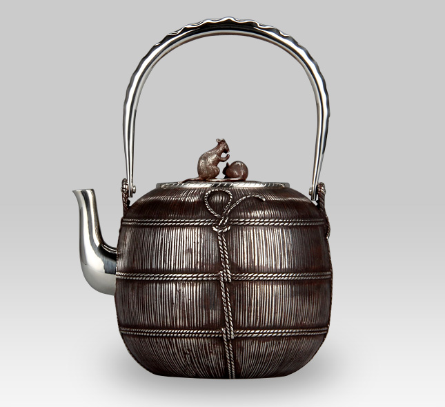 Silver Kettle　Mouse on the straw bag