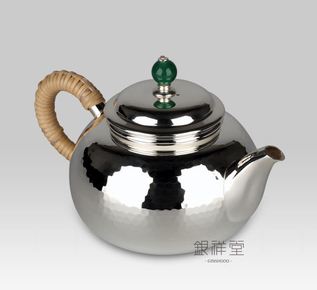 Silver teapot 220cc peach shape with Tsuchime, jade lid