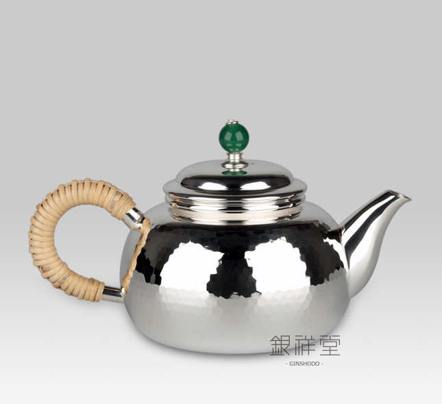 Silver teapot 220cc peach shape with Tsuchime, jade lid