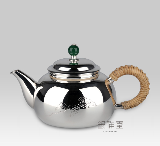 Silver teapot　220cc peach shape with vine