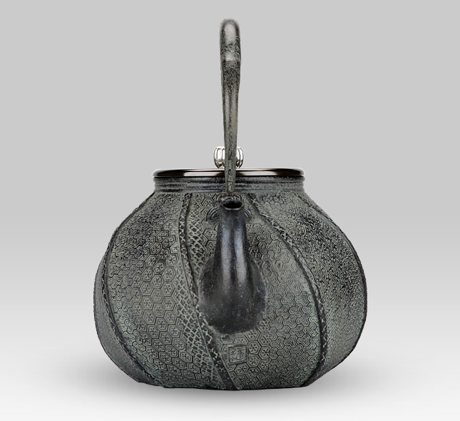 Iron Kettle　Twisted pattern with silver lid handle of Shippo