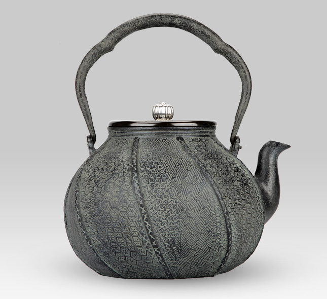 Iron Kettle　Twisted pattern with silver lid handle of Shippo