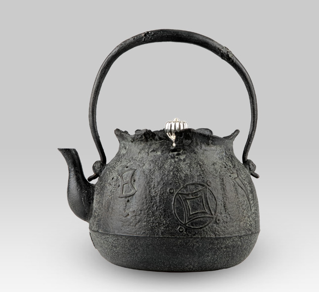 Iron Kettle　Treasures Bag with silver lid handle