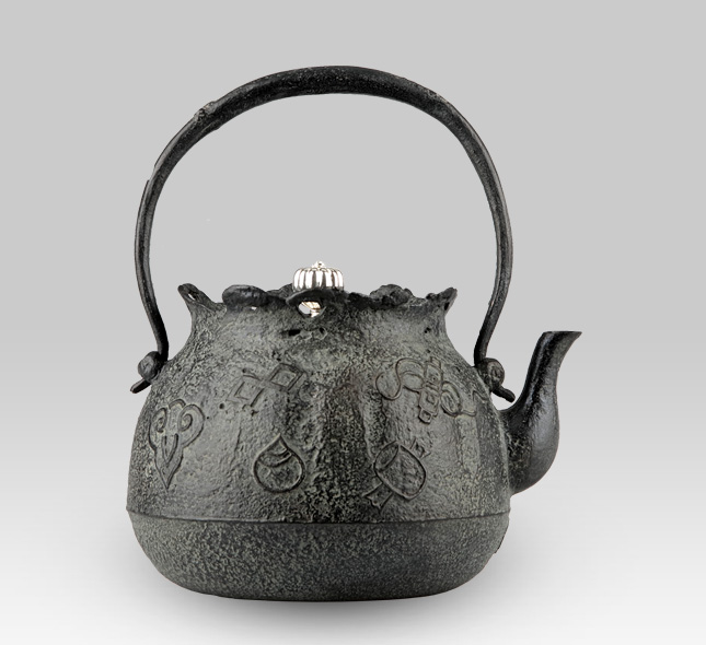 Iron Kettle　Treasures Bag with silver lid handle